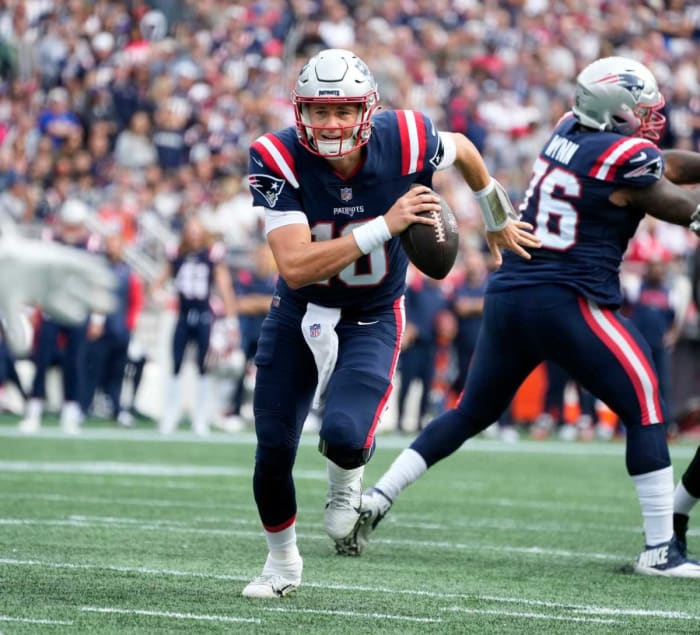 Patriots Mac Jones under pressure in the 2nd quarter scrambled to a touchdown for the New England Patriots.
